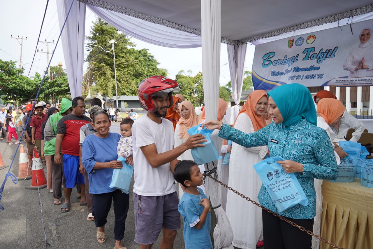 Ramadan Penuh Kepedulian, TP PKK dan DWP Provinsi Lampung Kembali Bagikan Takjil di Depan Mahan Agung